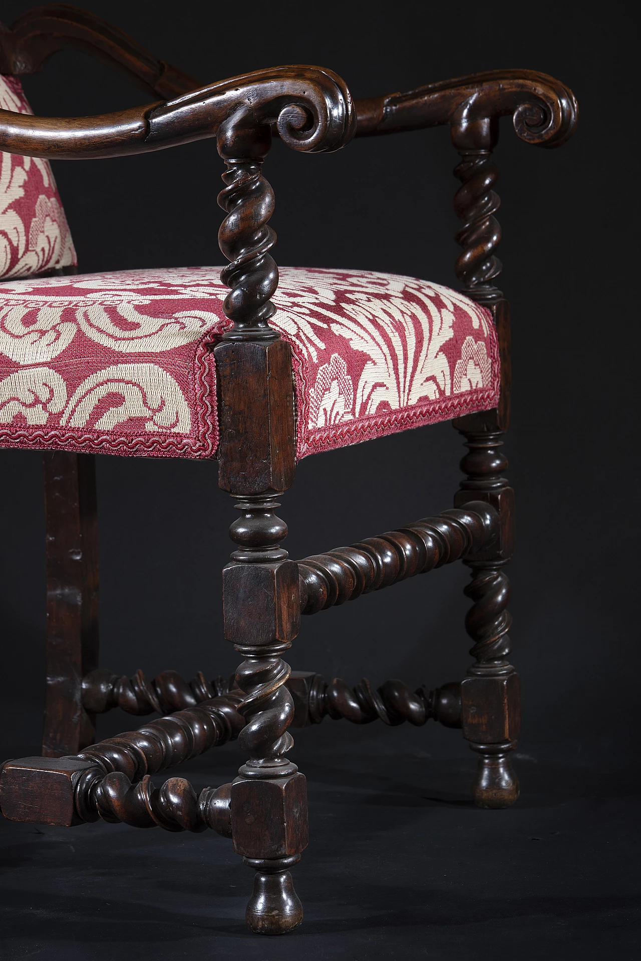 6 Walnut spool armchairs, 17th century 6